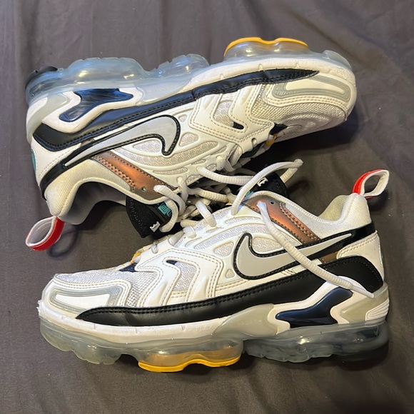 Nike Shoes - Women’s Nike air max evo